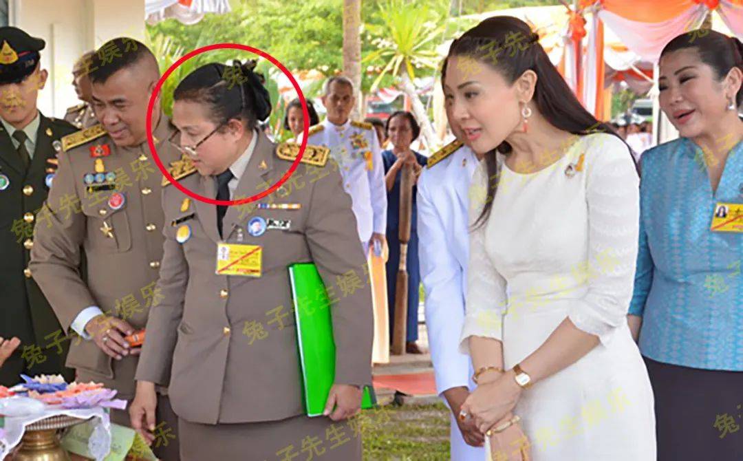 泰王终于在西拉米事件上翻篇,释放王妃的女秘书,接前妻回宫述职