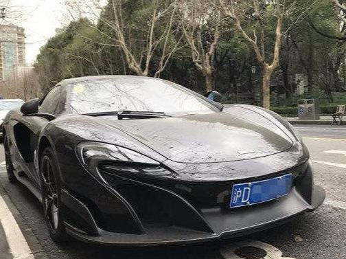 原上海一号迈凯轮,P1以外罕见,停在路边吸引路人拍照