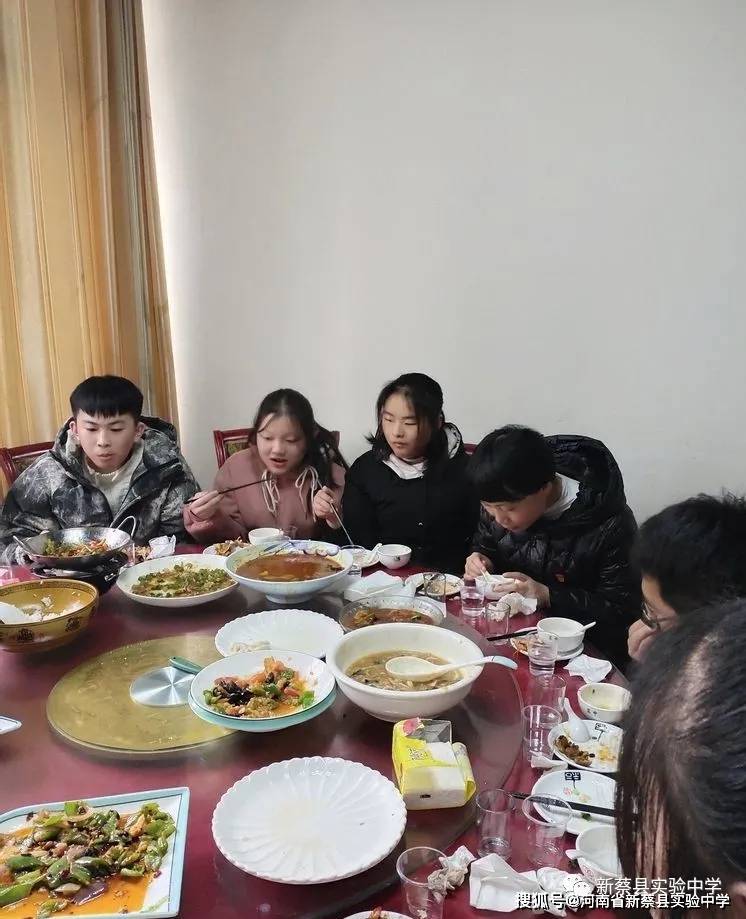 年级学生赵悦清,苏雯雯,赵颖芝,李广云,刘婉怡,王宇浩,陈恒恒,路雅茹