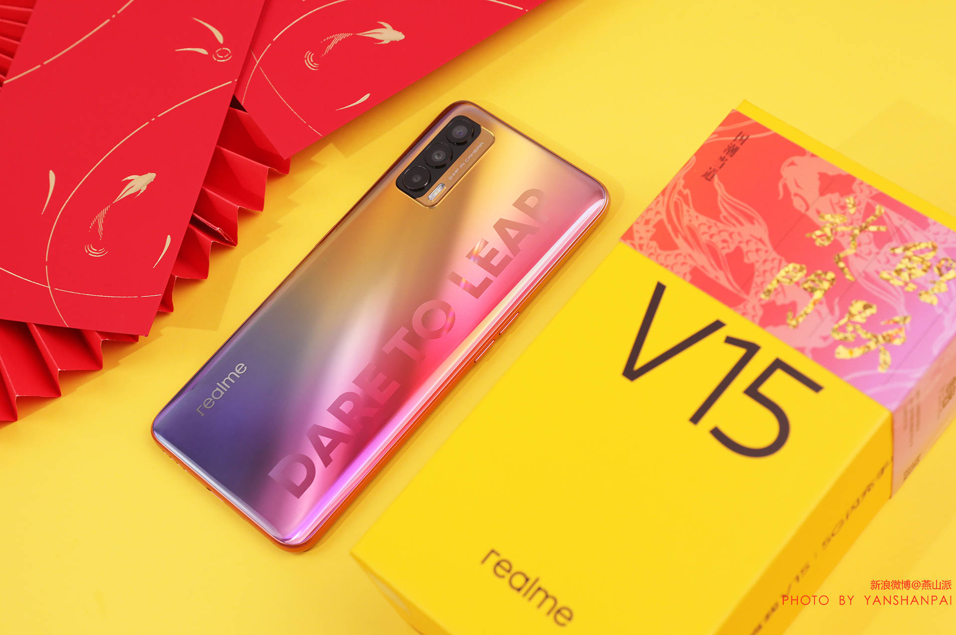 图说国潮锦鲤手机真我V15，包装盒内这个秘密你