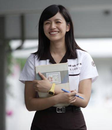 37岁陈妍希现身长沙，衣着单薄冻得直抖，孕后瘦