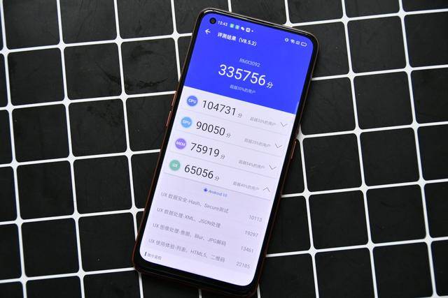 游戏|realme V15测评：锦鲤外观+50W闪充，体验不输旗舰