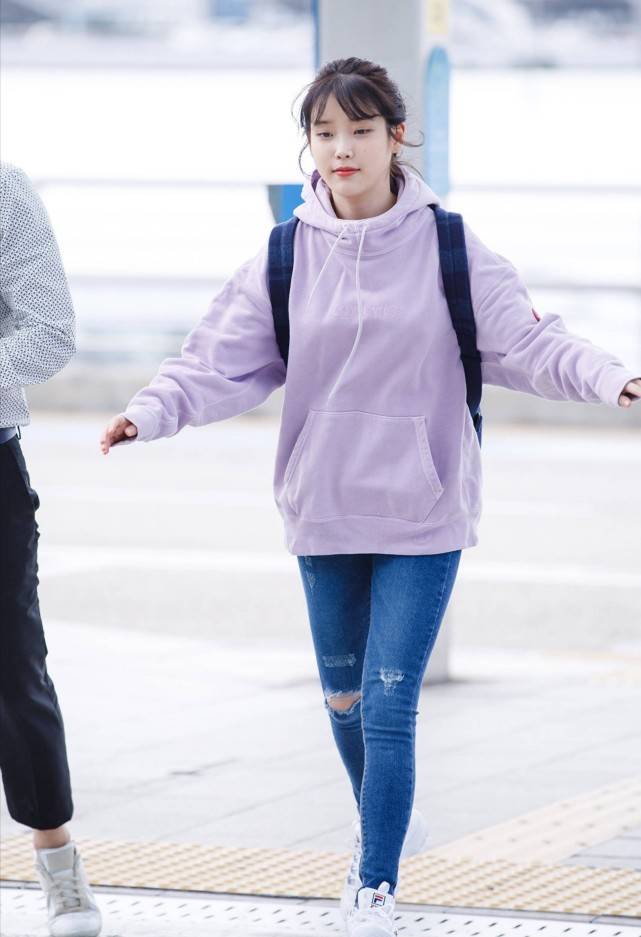 扎马尾辫的李知恩太甜了,紫色卫衣配牛仔裤简约休闲,少女感满分