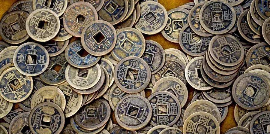 梦见在坟墓里捡到很多铜钱，探索梦境背后的深层含义