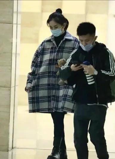 原来谢娜生了二胎后更时尚了,穿着马丁靴,光着腿,带来了“怀孕妈妈”的新时尚