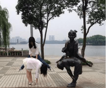 原创
开心一刻:同事突然放了个巨响之屁,面带尴尬望着我们,为了缓解局面我……