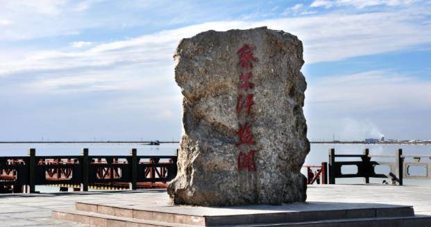 被誉为中国版“死海”，面积5856平方公里，离茶卡盐湖不远
