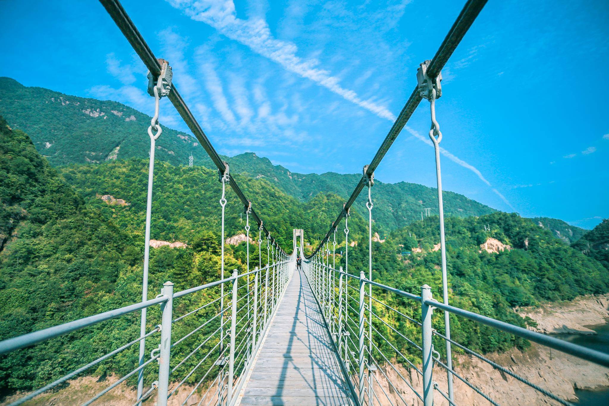 浙江藏着个宝藏景区，全国最长铁索桥，流水冲刷金壁滩