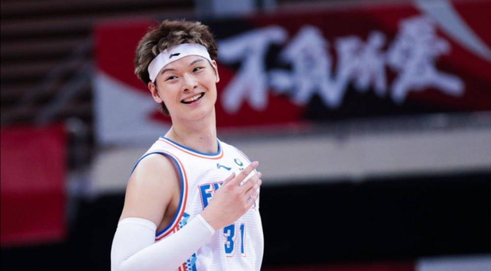 篮球球员排行_美媒评NBA篮球技术前十球员,科比位列第四,詹姆斯排名惹争议