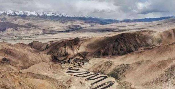 新疆新出炉的网红公路，全长仅75公里，却有600多个弯道！