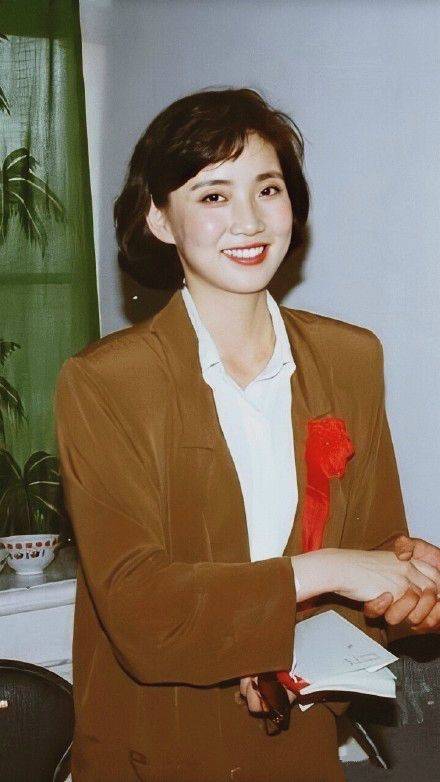 原创"最美央视国脸"李修平:工作26年0失误,如今57岁的她怎样了?