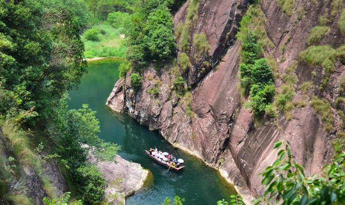 浙江永嘉县《石桅岩》相对高度306米，堪称浙南天柱，华夏之冠