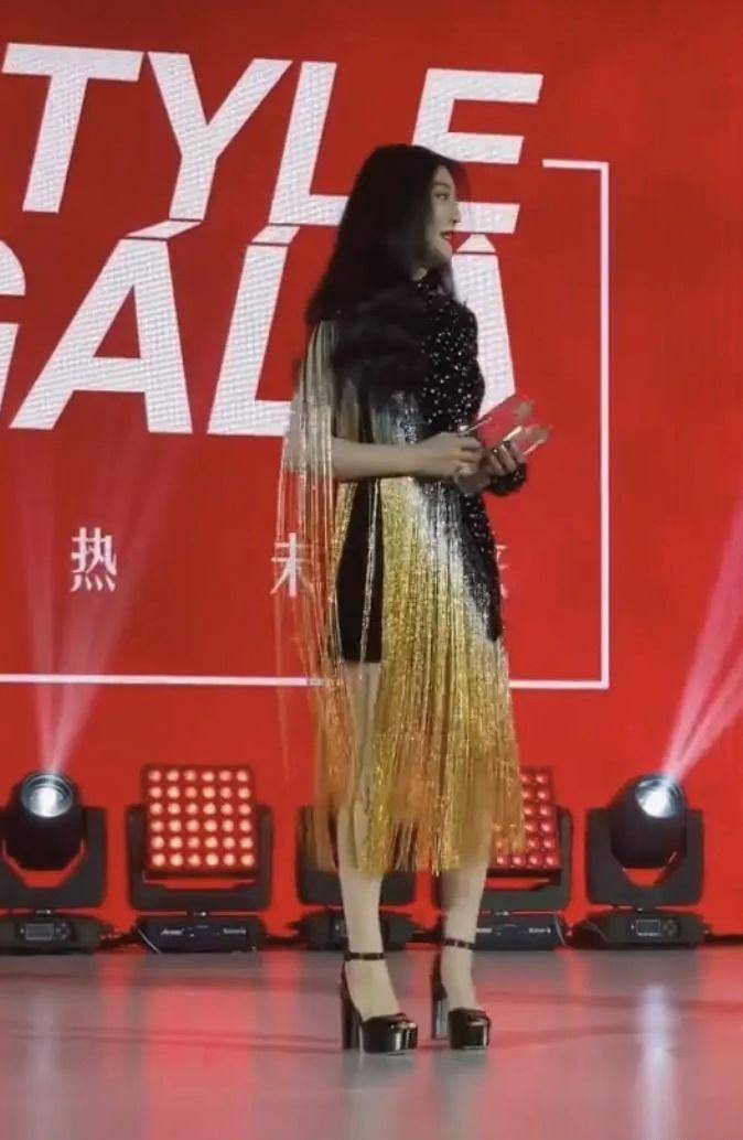 穿高跟鞋上台领奖 dd8ba4f642ff46c9a669d9d1bed81586.jpeg
