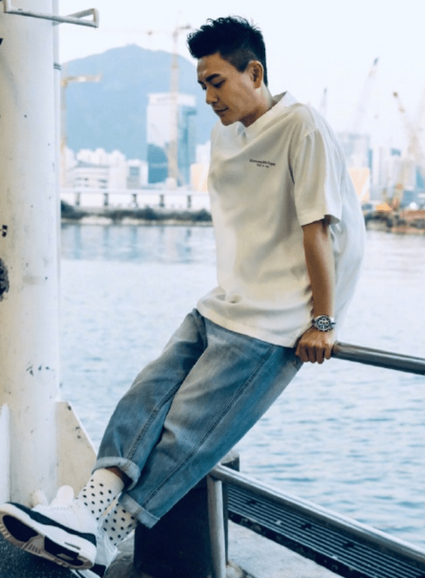 原创黄宗泽晒与多位网红合照,身处c位自成焦点,被美女簇拥满脸笑容