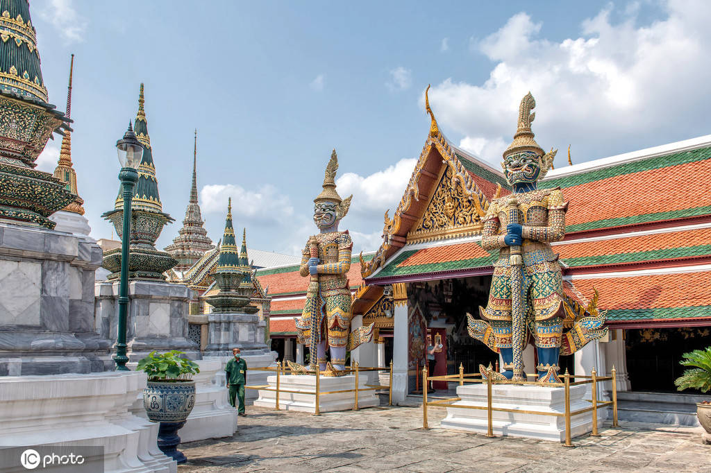 大皇宫汇聚了泰国的建筑,绘画,雕刻和装潢艺术的精粹,吸引了各地游人