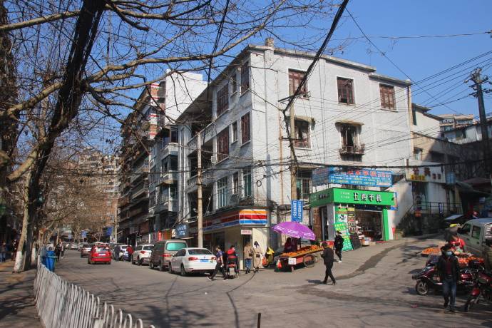 贵阳城市中心老城片区，道路杂乱房屋陈旧，依然难掩昔日繁华