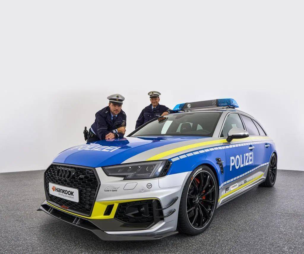 首先就是德国警车部门去年底装备的奥迪rs4-r,出自大众官方改装厂abt
