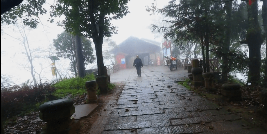 利川在建风景区，云雾袅绕风景美如仙境，堂屋建坟冢人鬼同住