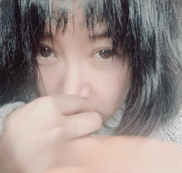 51岁许晴近照曝光 皮肤白嫩对镜嘟嘴少女感十足