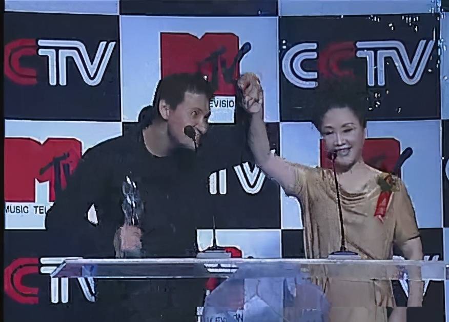 李谷一和圈中好友刘晓庆韦唯毛阿敏张学友费玉清的合影