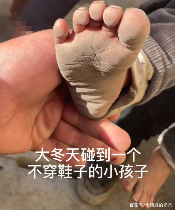 2岁没妈男孩,冬天光脚不穿鞋,奶奶:想妈妈了就让姑姑抱抱他