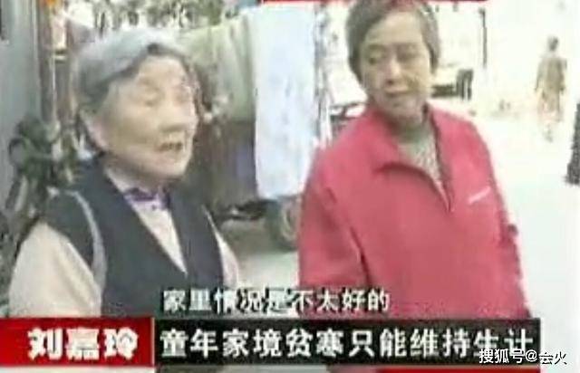 55岁刘嘉玲一家五口曝光，手上鸽子蛋钻戒抢镜，