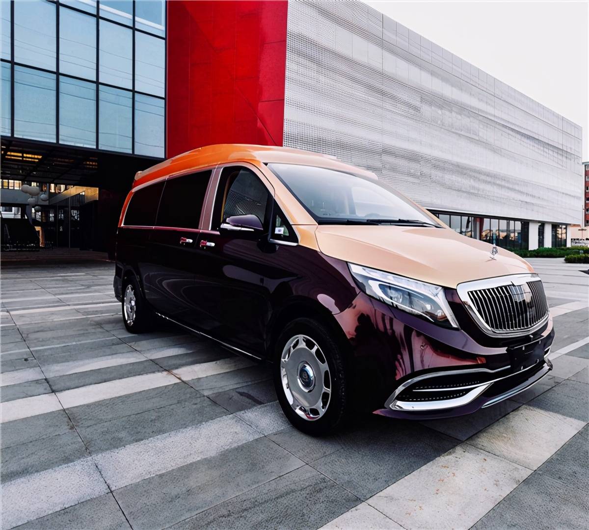 2020新款九速奔驰v260l升级改装双拼色,四座商务车
