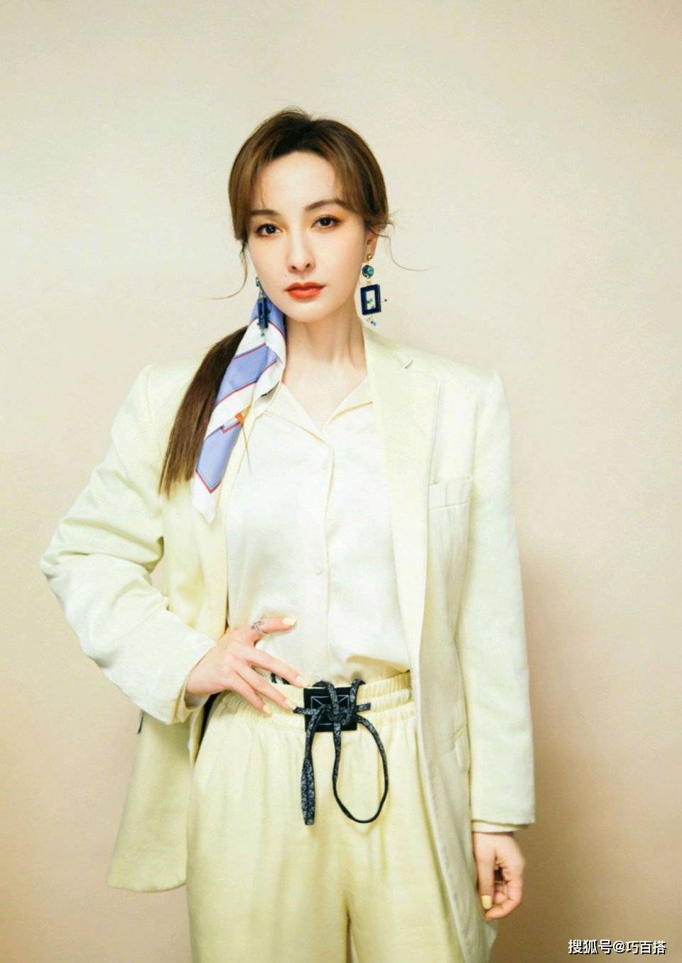 原来的吴昕穿着鹅黄色的西装,还开玩笑说自己“老美”,明明漂亮复古高级!