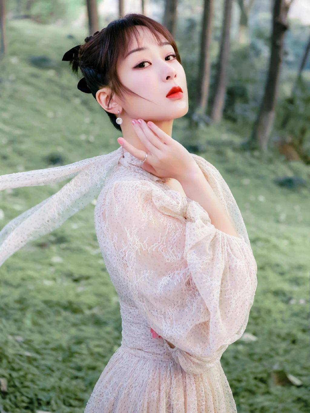 杨紫壁纸:好看的脸蛋能换大米,好看的杨紫千金不换