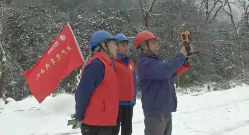 最美的风景，致敬风雪里的巡检工作人员！