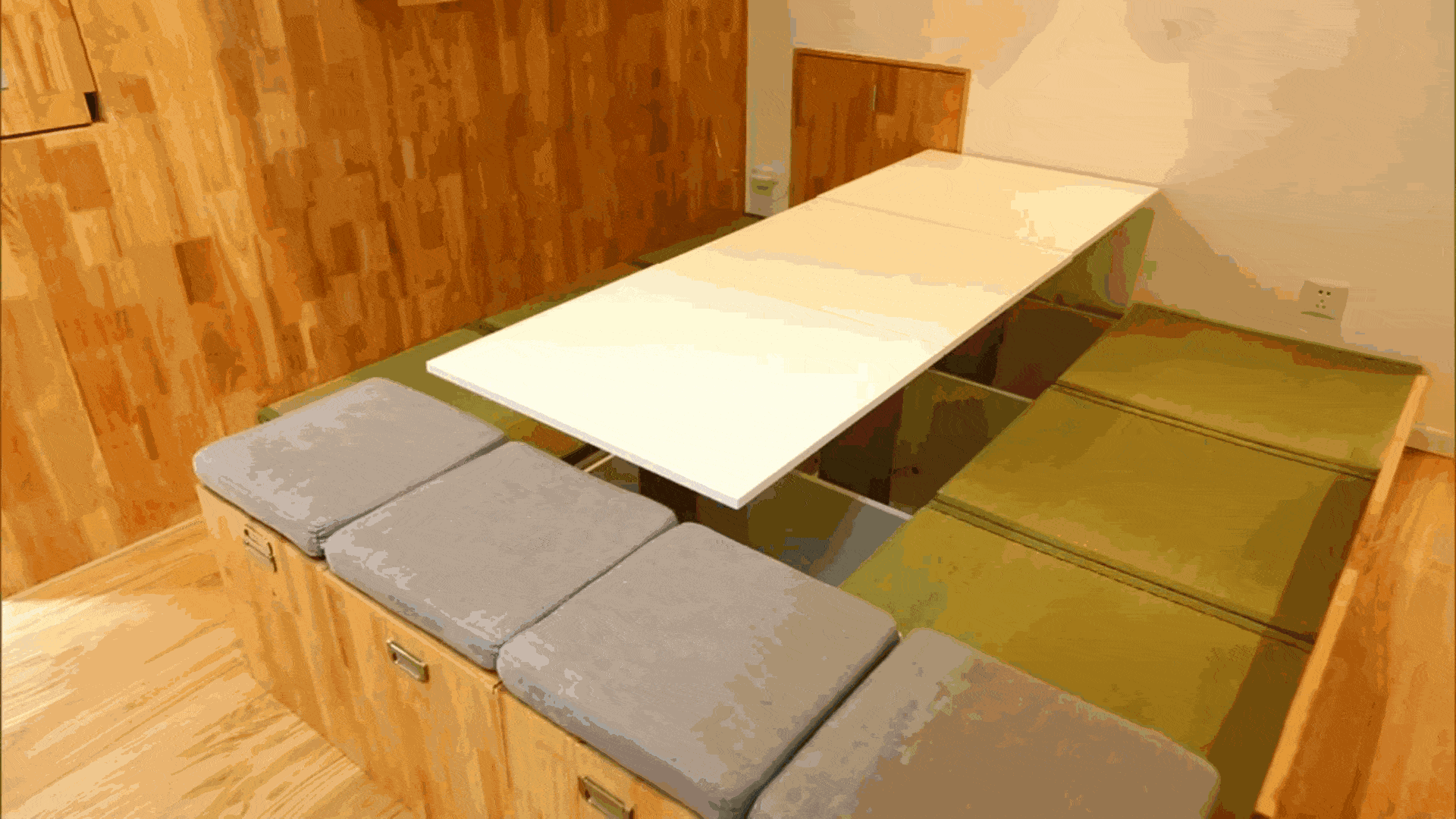 如果户型不大,升降桌还能用来当餐桌,兼具餐厅的功能,太节省空间啦.