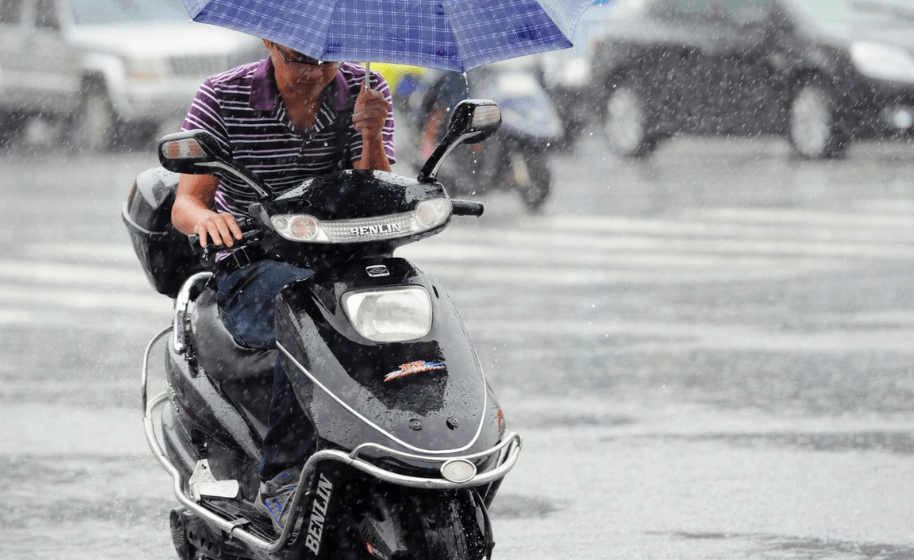 雨雪天气怎么骑电动车?学会这几点,不用担心电动车半路"罢工"