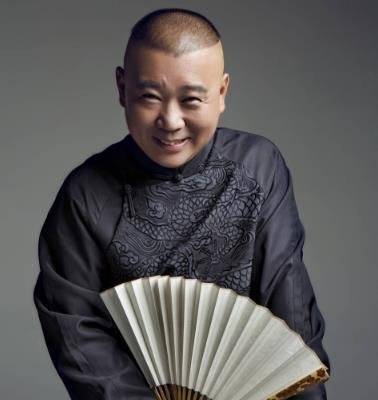 而我们今天要讲的这位也是相声演员, 他就是郭德纲的师傅侯耀文.