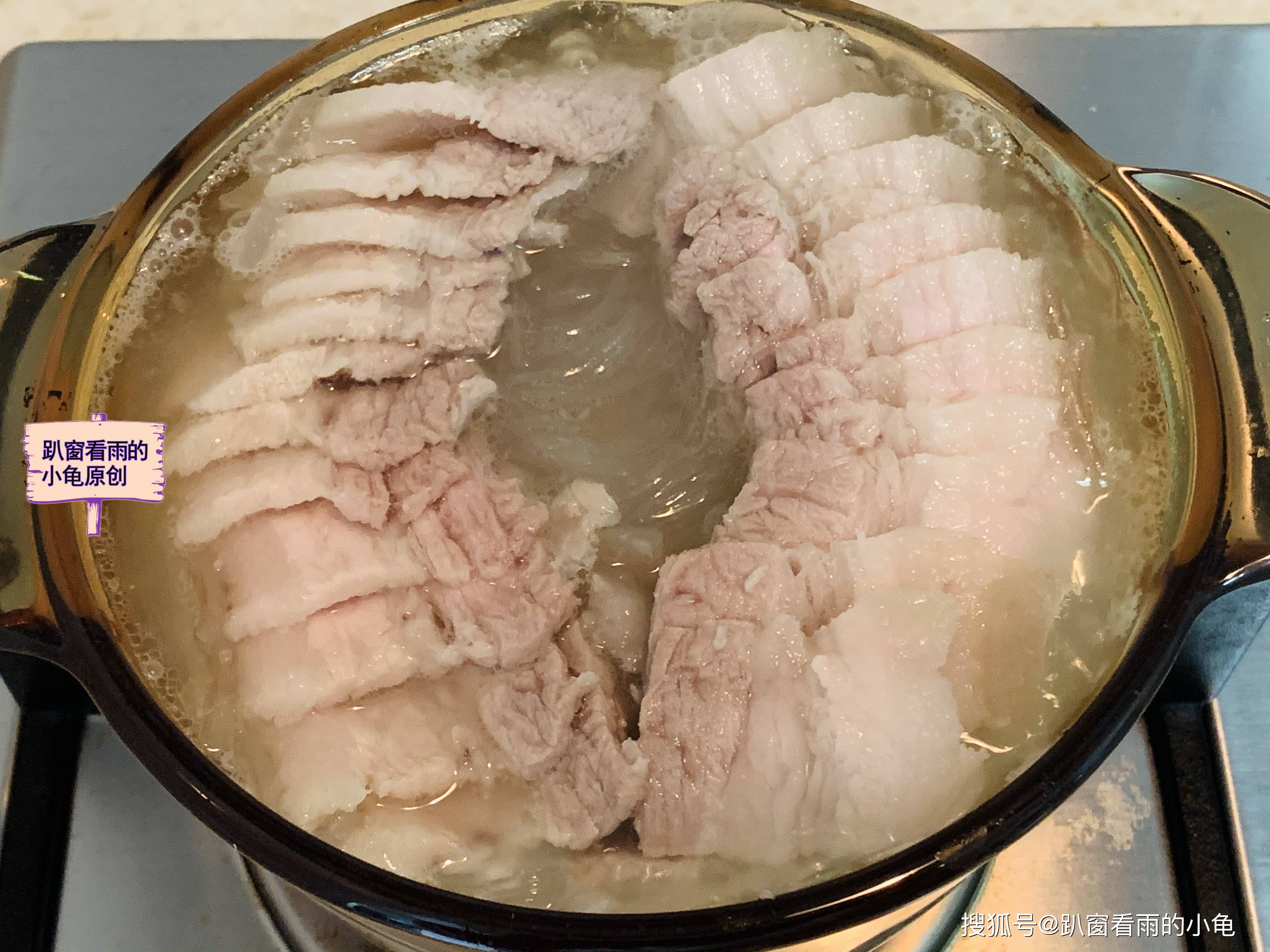 家常制作酸菜白肉,怎样才能酸爽开胃,肥而不腻?3个窍门是关键