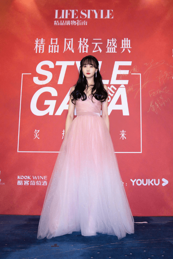 郑爽零下7度穿粉色礼服走红毯,颜值重返"巅峰"!十分甜美可人