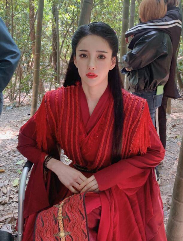 网红转战演艺圈!彭十六拍摄古装剧,身穿铠甲化身女将军