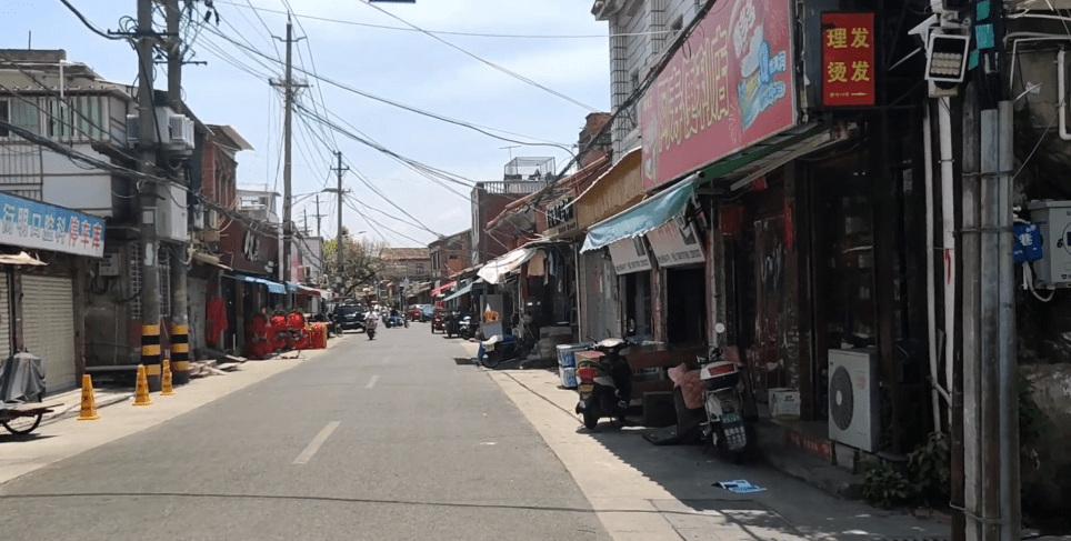 泉州最古老的街道，古朴古香好多老建筑，说是文化区却略显破旧