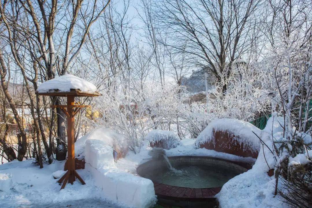 畅享温泉体验来温泉小镇相约冰天雪地泡温泉