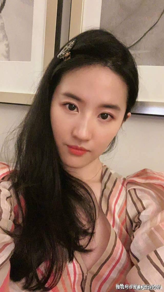 原创刘亦菲晒自拍,水滴型翡翠耳环珠光宝气,神仙姐姐优雅大方太美了