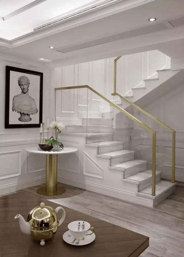 大理石楼梯:自带大气豪华效果,易保养防潮耐磨,常用于别墅中.
