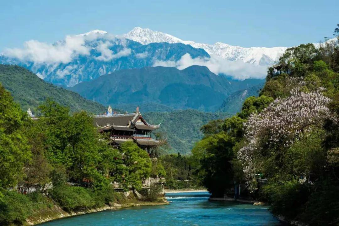 来都江堰玩点不一样~ dujinagyan 南桥·望雪山 都江堰,雪山下的一座