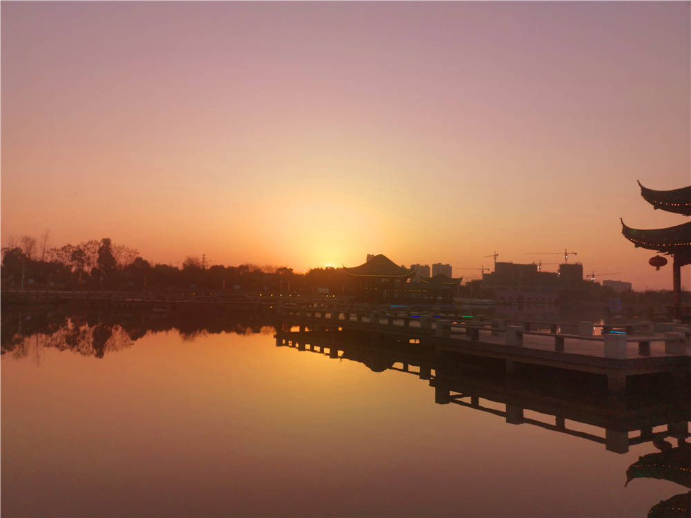 江西吉安:夕阳下的古后河绿廊美如画