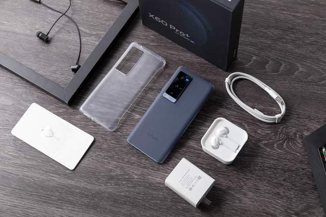vivox60手机包装图片,vivo手机x60图片x60s 全新的vivo x60 pro 采用了经典的方形外包装盒,内部除了手机本体,还