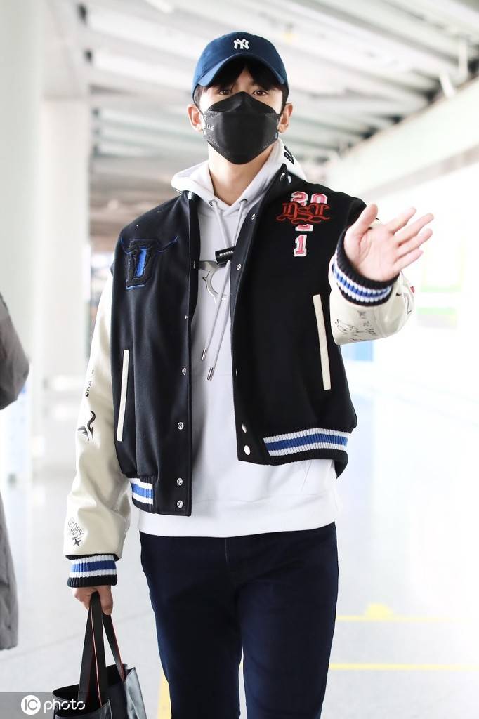 张云龙穿棒球服内搭卫衣,这个搭配保暖又显活力