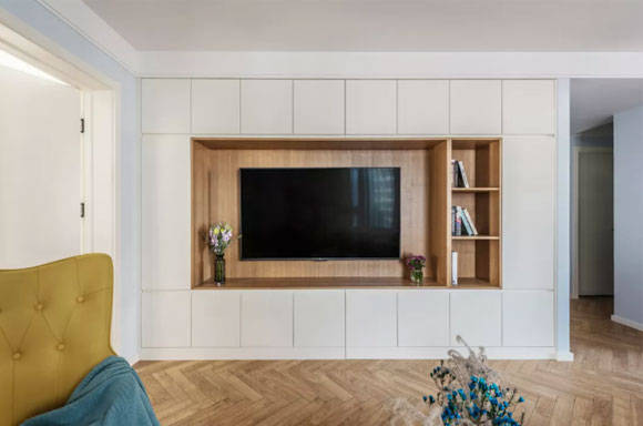 电视背景墙采用定制的电视柜来设计,充分利用现有空间,提升家中收纳
