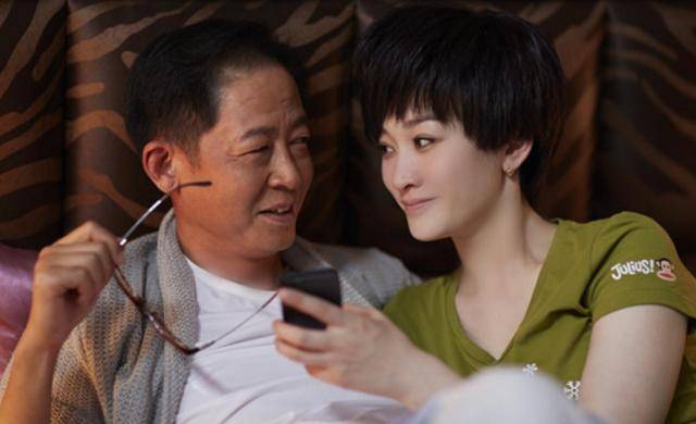 随后,王志文在拍摄电视剧《皇城根》,与剧组演员许晴因戏生情,逐渐