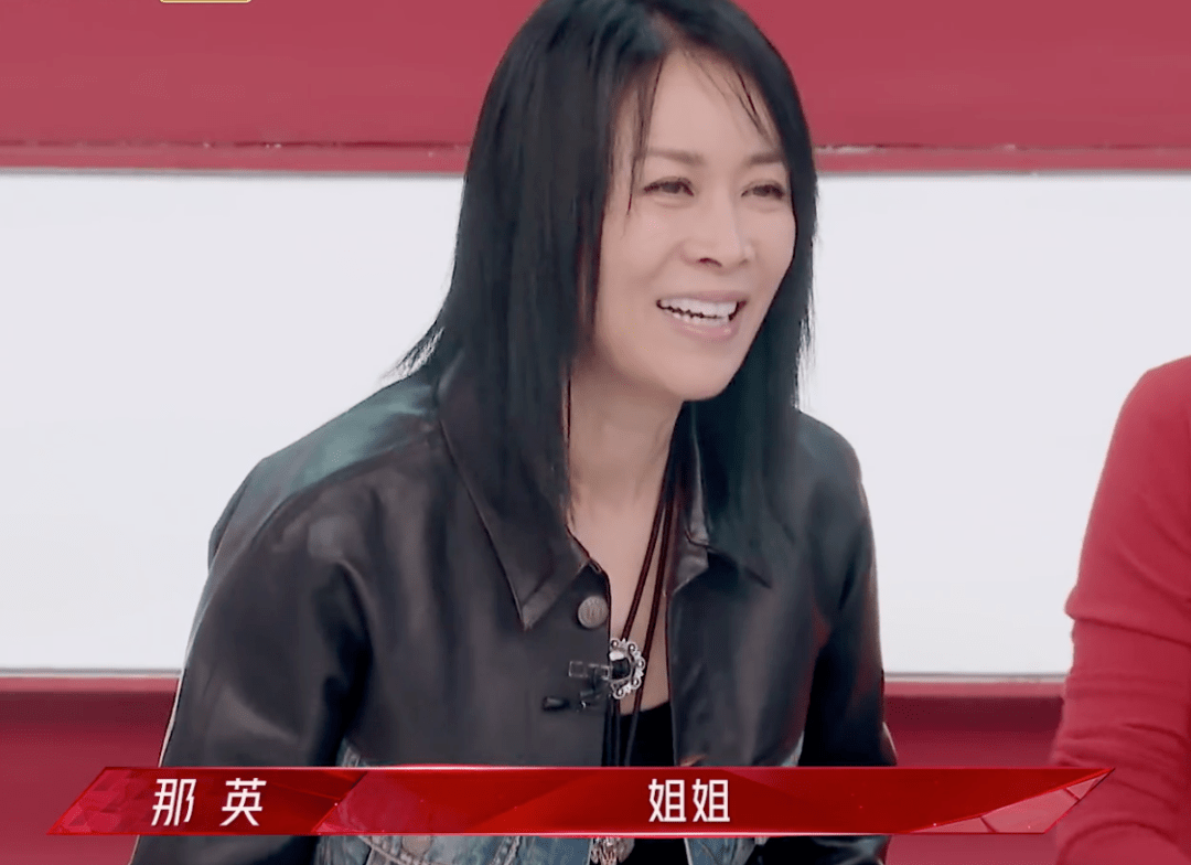 那英只能表情颇玩味儿,节目组还很搞事情的配上了"反弹"两人字.