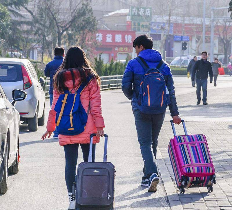 原创为什么欧美人喜欢背大包旅行,中国人却喜欢带行李箱?来看看