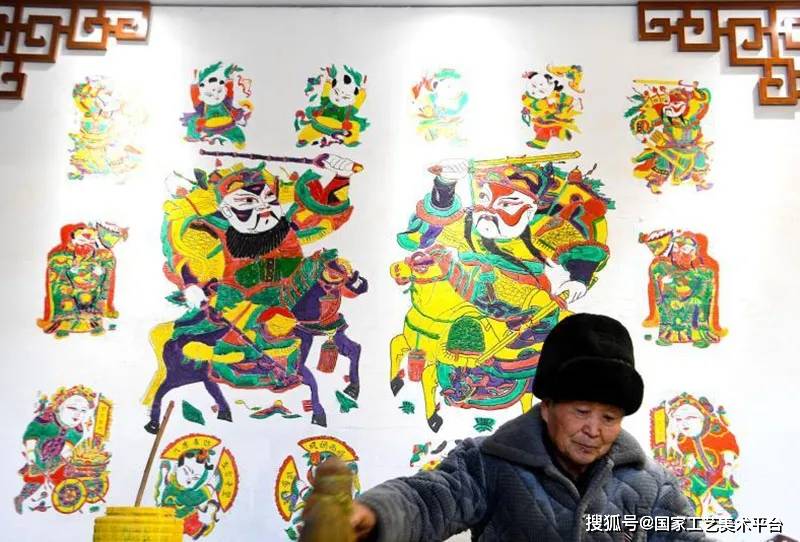 1月19日,开封市朱仙镇的年画艺人在印制木版年画.