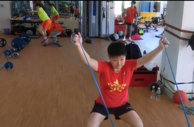 国乒体能教练晒出她正在进行体能训练的视频,并表示:
